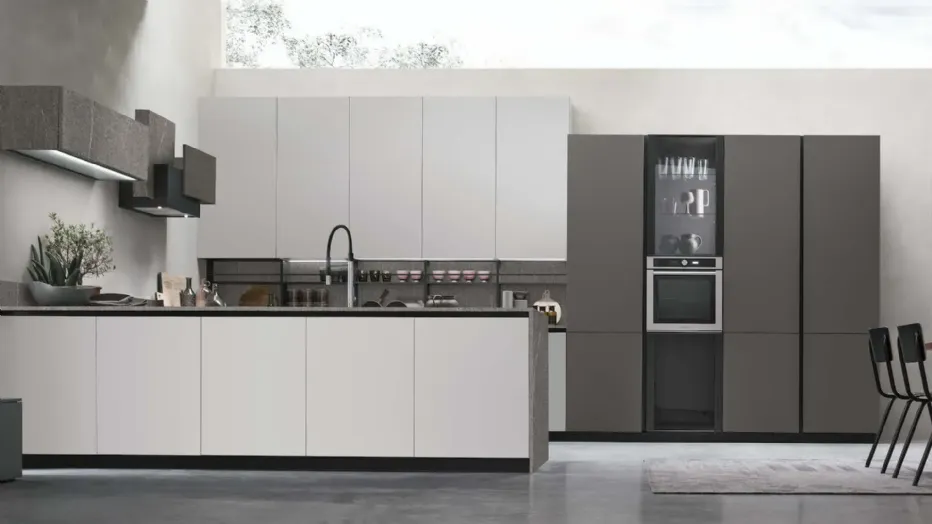 Base and wall units in matt Nebbia PET. Columns in matt Gunmetal PET. Top, backsplash, and wall units in dark Piasentina textured finish.
