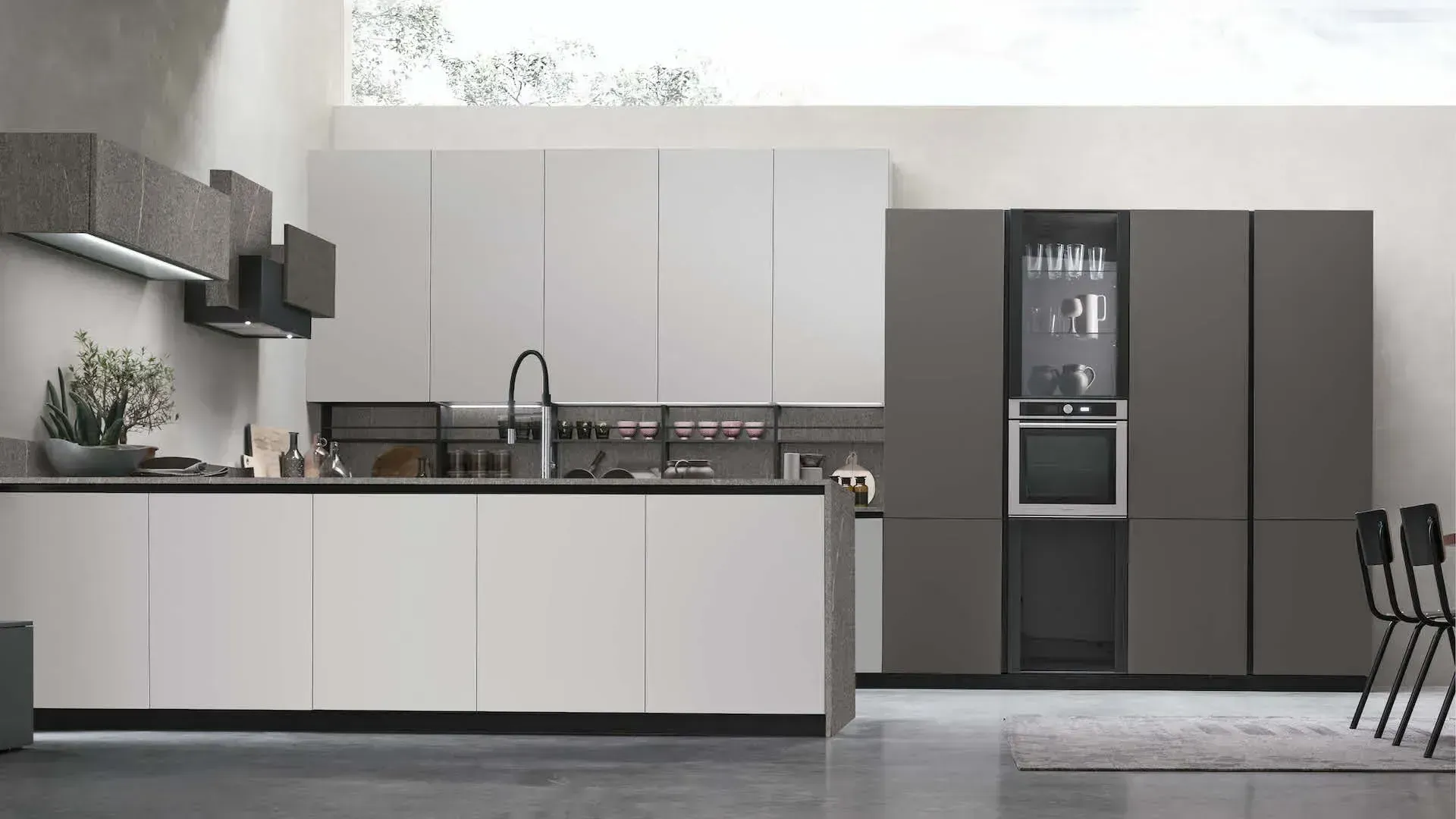 Base and wall units in matt Nebbia PET. Columns in matt Gunmetal PET. Top, backsplash, and wall units in dark Piasentina textured finish.